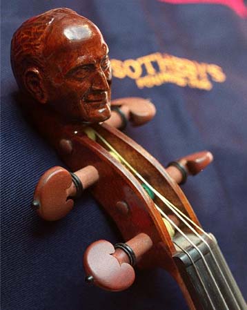 Γύρω στα 900 εκατομμύρια δραχμές πωλήθηκε βιολί του Γεχούντι Μενουχίν