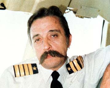 Πιλότος της EgyptAir κάνει λόγο για καταστροφή που προκάλεσε την πτώση