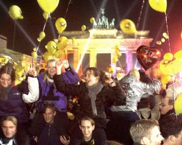 Αρχισαν οι εορτασμοί πριν τα μεσάνυχτα