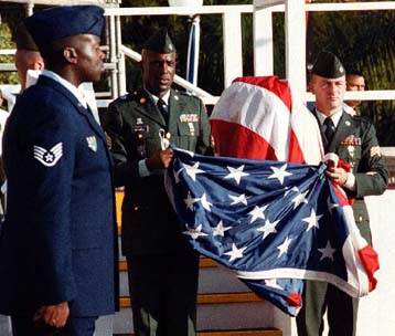 Τελευταία υποστολή της αμερικανικής σημαίας στη Διώρυγα του Παναμά