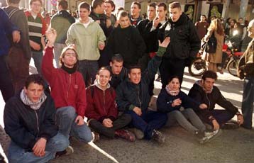 Αποστασιοποιημένο από την πολιτική το 52,9% των νέων σύμφωνα με έρευνα της V-PRC