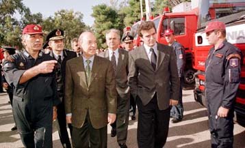 Επίσκεψη του πρωθυπουργού στις εγκαταστάσεις της ΕΜΑΚ και στους σεισμοπαθείς