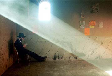 Εβραίος προσκυνητής σε τύμβο ραββίνου στην Αίγυπτο