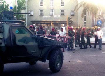 Υπό στρατιωτική κυριαρχία η Αμπόν καθώς οι νεκροί ανέρχονται στους 63
