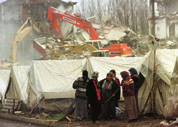 Η κακοκαιρία επιδεινώνει την κατάσταση των σεισμόπληκτων
