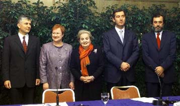 Συσπείρωση της αντιπολίτευσης για δημοκρατική ανατροπή του Μιλόσεβιτς