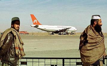 Χρόνο προσπαθούν να εξασφαλίσουν οι Ινδοί στις συνομιλίες με τους αεροπειρατές