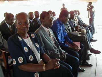 Συνεργασία με τους πολιτικούς ζητεί ο δικτάτορας