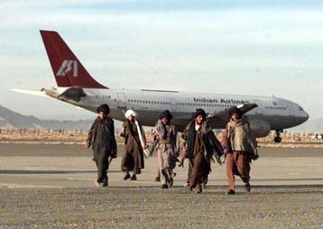 Με εισβολή στο αεροσκάφος των ινδικών αερογραμμών απειλούν οι Ταλιμπάν