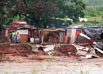 Σε 17 ανέρχονται οι νεκροί από τις πλημμύρες