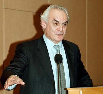 Ο υπουργός Αμυνας ανακοινώνει τη σύσταση επαγγελματικού στρατού στη χώρα μας