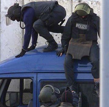 Νεκρός ένοπλος που κρατούσε δύο ημέρες ομήρους