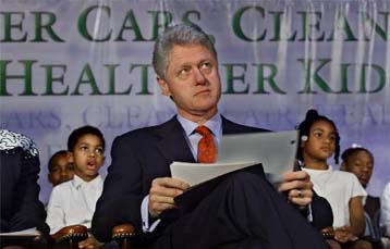 Αυστηρούς κανονισμούς για μείωση της ρύπανσης από τα αυτοκίνητα εξαγγέλλει ο Κλίντον