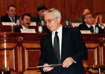 Eλαβε ψήφο εμπιστοσύνης η νέα κυβέρνηση του Μούγκουρ Ισαρέσκου στη Ρουμανία