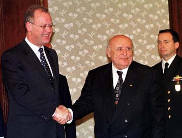 Τις πολιτιστικές ελευθερίες των Κούρδων προασπίζεται ο Γερμανός υπουργός Αμυνας