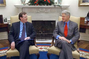 Συνάντηση Κλίντον – Τριμπλ για τις εξελίξεις στη Βόρεια Ιρλανδία