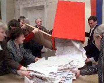 Πρώτοι οι κομμουνιστές, αυξάνουν τη δύναμή τους τα κεντρώα κόμματα