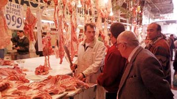 Τριάντα τρεις εργάσιμες μέρες κοστίζει το εορταστικό τραπέζι για το χαμηλόμισθο