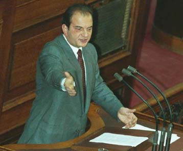 Υψηλοί τόνοι Καραμανλή – Βενιζέλου στη Βουλή για το προκαθορισμένο στοίχημα