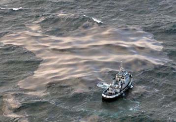 Πλωτά φράγματα για τον περιορισμό της πετρελαιοκηλίδας ανοικτά της Βρετάνης