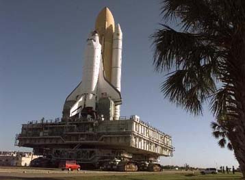 To διαστημικό λεωφορείο Endeavour μεταφέρεται στο χώρο εκτόξευσης