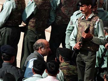 Το δικαστήριο του Πακιστάν καθυστερεί να απαγγείλει κατηγορίες εναντίον του Σαρίφ