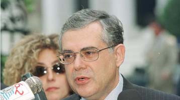 Ισως να είναι θετική μία ανατίμηση της δραχμής