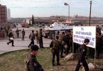 54 τραυματίες, 150 όμηροι σε εξέγερση κρατουμένων