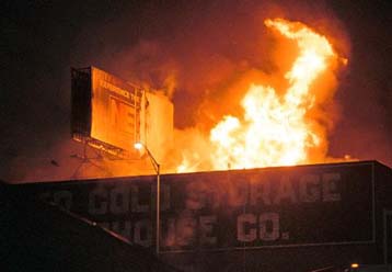 Δύο νεκροί και τέσσερις αγνοούμενοι πυροσβέστες σε πυρκαγιά