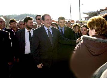 Εμμένει στις κατηγορίες του για αδιαφάνεια ο Καραμανλής