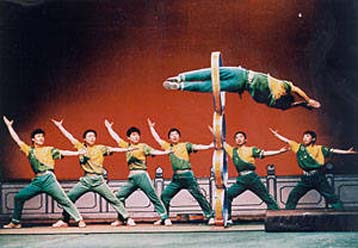 Κίναστον, Σγούρος και Κινέζοι ακροβάτες τις γιορτές στο Μεγάρο Μουσικής