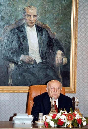 Συμφωνία των κυβερνητικών κομμάτων της Τουρκίας για την επανεκλογή του Ντεμιρέλ