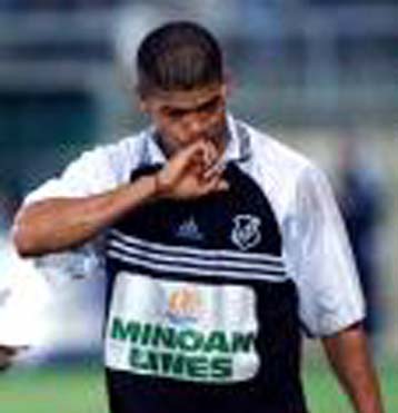 ΟΦΗ για… φίλημα