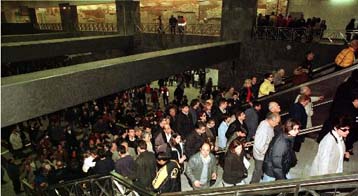 Σχεδόν ένα εκατομμύριο Αθηναίοι επισκέφτηκαν το Μετρό ως το μεσημέρι του Σαββάτου