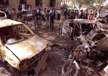 Τέσσερις νεκροί και 32 τραυματίες από εκρήξεις βομβών στο Καράτσι