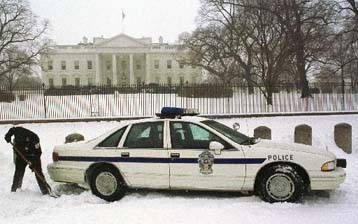 Χιονοθύελλα στις ανατολικές ΗΠΑ κλείνει τις ομοσπονδιακές υπηρεσίες
