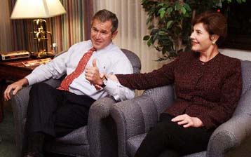 Αλ Γκορ και Τζορτζ Μπους οι επικρατέστεροι για το χρίσμα των δύο κομμάτων στις εκλογές