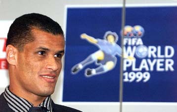 Ο Ριβάλντο ανακηρύχτηκε από τη FIFA κορυφαίος ποδοσφαιριστής του 1999