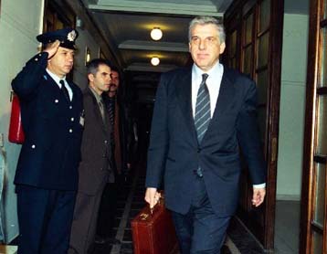 Κατατίθεται τη Δευτέρα στη Βουλή η αναθεωρημένη τροπολογία για τα πανωτόκια