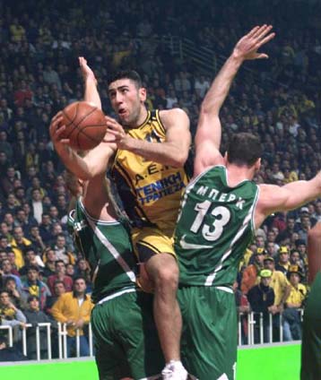 Πρωτιά για την ΑΕΚ με το 78-69 στον Παναθηναϊκό