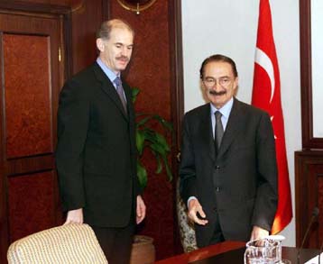 Επίλυση των προβλημάτων χωρίς τη Χάγη ζήτησε ο Ετζεβίτ από τον Παπανδρέου