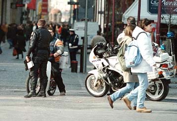 Πεζές περιπολίες ξεκινούν την Πέμπτη 1.300 αστυνομικοί σε όλη τη χώρα