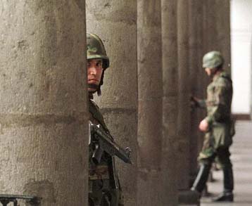 Μαζική πορεία ιθαγενών προς την πρωτεύουσα ζητεί την παραίτηση του προέδρου