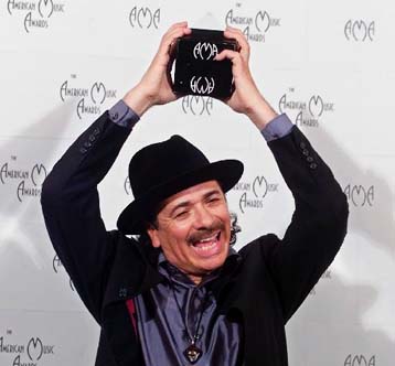 Ο Κάρλος Σαντάνα θριαμβευτής στα Αμερικανικά Μουσικά Βραβεία