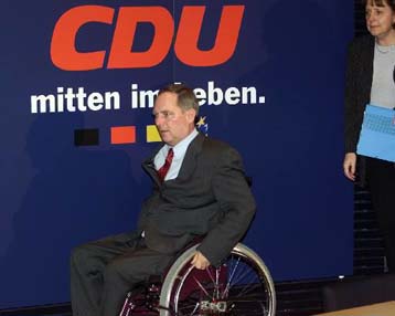 Η σύνοδος του CDU υποστήριξε το Σόιμπλε – Παύση του Κολ, αν δεν προβεί σε αποκαλύψεις