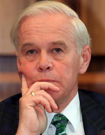 Πρώτο θύμα του σκανδάλου Κολ ο πρώην υπουργός Εσωτερικών, Μάνφρεντ Κάντερ