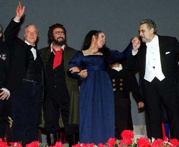 Ο Πλάθιντο Ντομίνγκο διευθύνει και ο Λουτσιάνο Παβαρότι ερμηνεύει Τόσκα