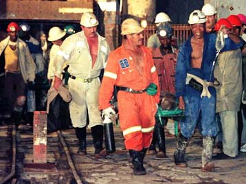 Απεγκλωβίστηκαν εννέα εργάτες από το χρυσωρυχείο που κατέρρευσε