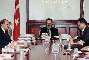 Ο κυβερνητικός συνασπισμός αναβάλλει την εκτέλεση του Οτζαλάν