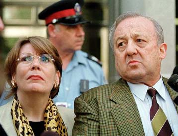 Δριμείες κατηγορίες εναντίον του Σόιμπλε εκτοξεύει ο έμπορος όπλων Κάρλχαϊντς Σράιμπερ